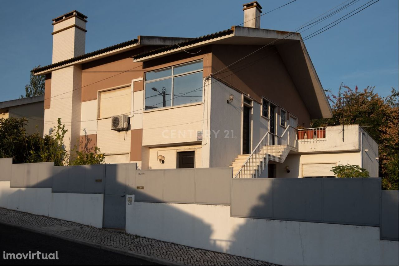 Moradia Bi Familiar situada no Fanqueiro – Loures com Garagem e Terren