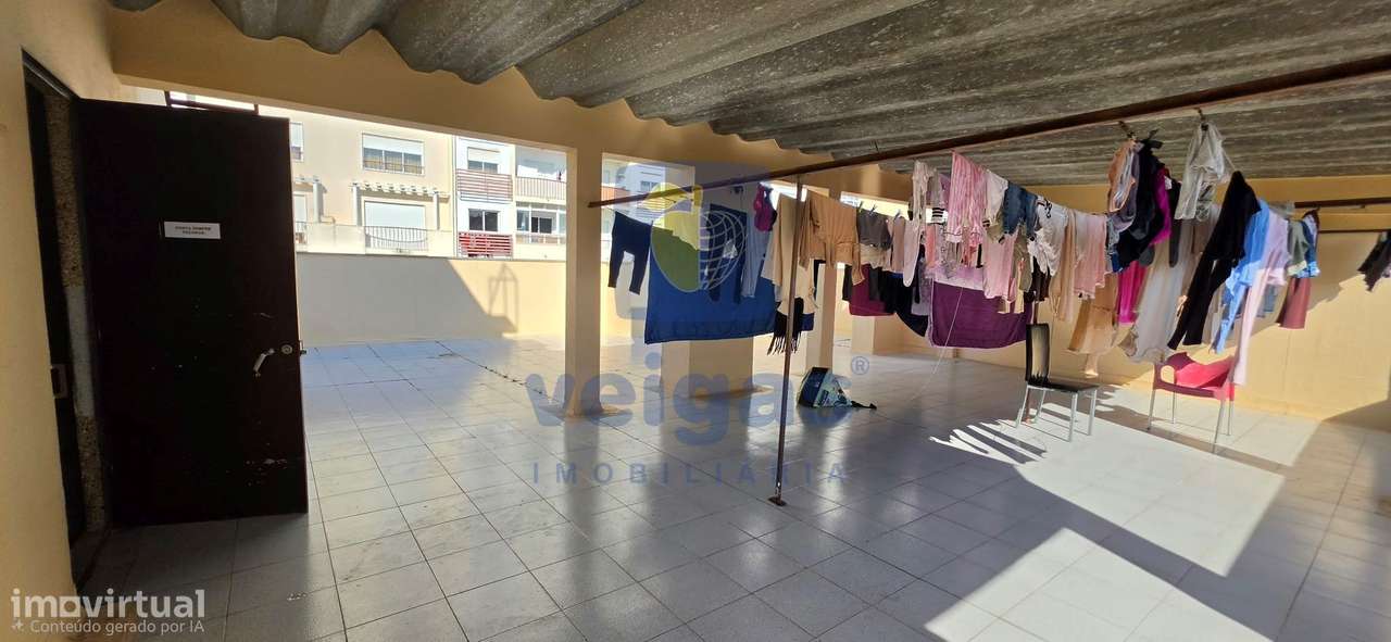 Fantástico T2 Renovado, na Av. da Liberdade – Monte Abraão-18