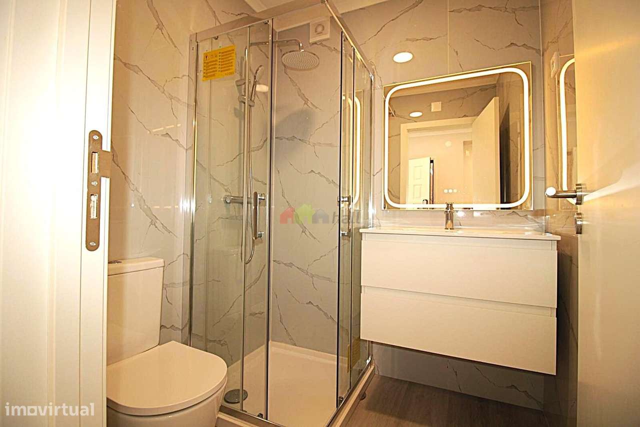 Apartamento T4, 3º andar, Totalmente Remodelado na Amora-13
