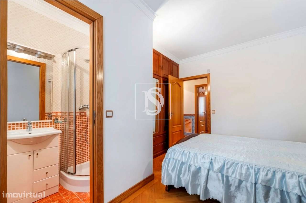 Moradia Independente T6 com 6 suítes e Piscina-18