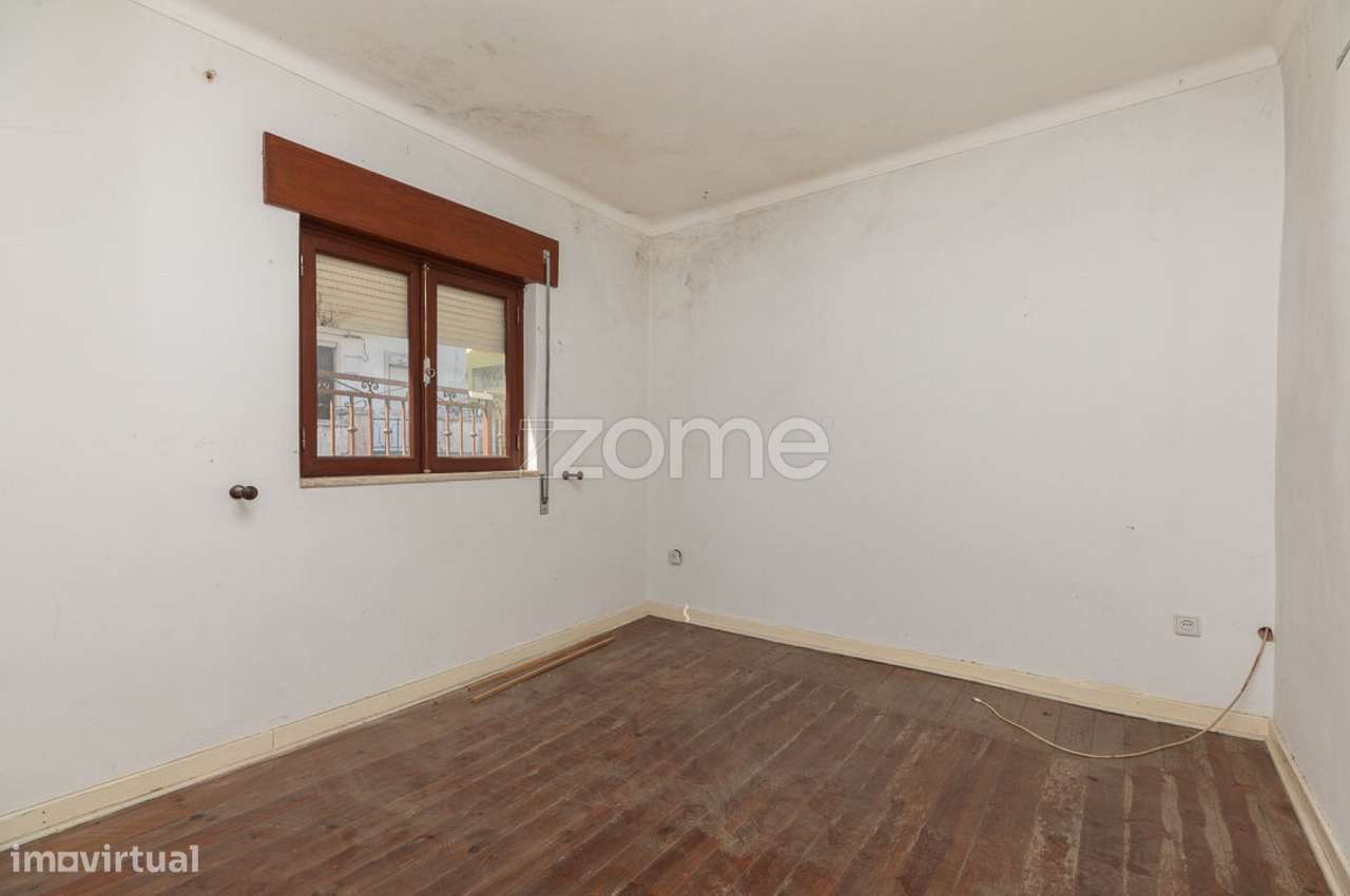 Moradia T3 para remodelar em S.Martinho do Bispo-1