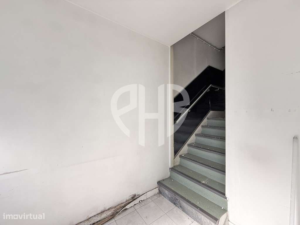 Edifício Comercial 2 Pisos // Rua do Padrão - Pedroso-35