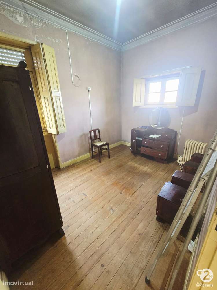 Moradia V3 no Porto perto do Parque Nascente ( para recuperar )-14