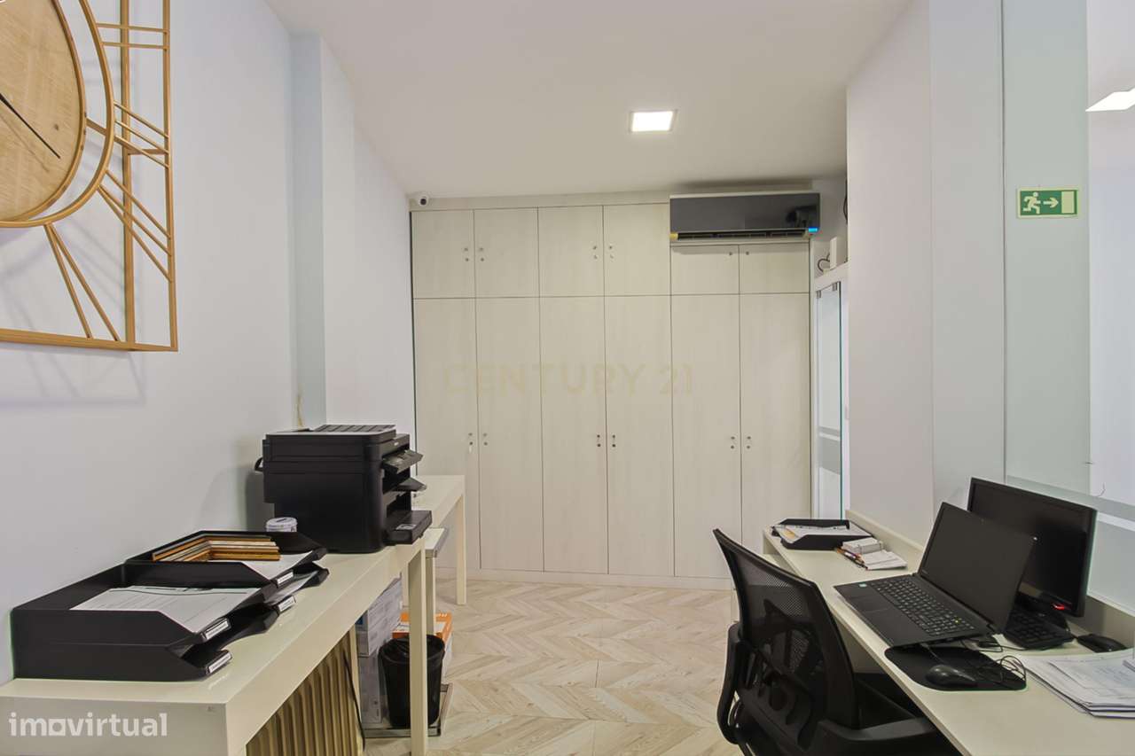 Loja com dois pisos localizada numa zona central e consolidada de Saca-5