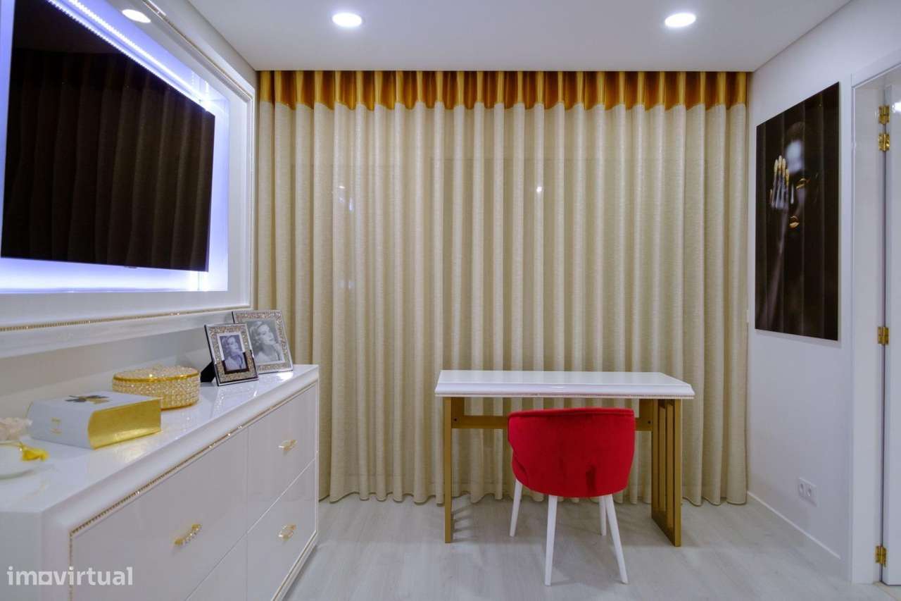 Moradia T4 com Piscina e Jardim na Aroeira, Almada-29