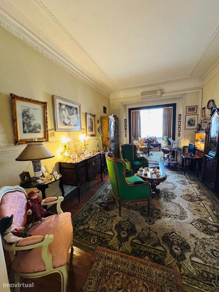 Charmoso Apartamento Familiar de Época com Excelente Potencial-13