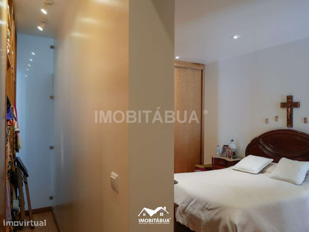 Casa privada com 4 quartos, piscina, pátios e acomodações versáteis.-12