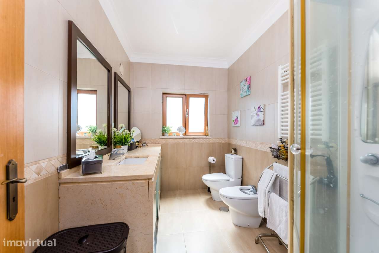 Moradia Isolada com 5 quartos| 2 Suite | Garagem e Sótão | 5m Metro-36