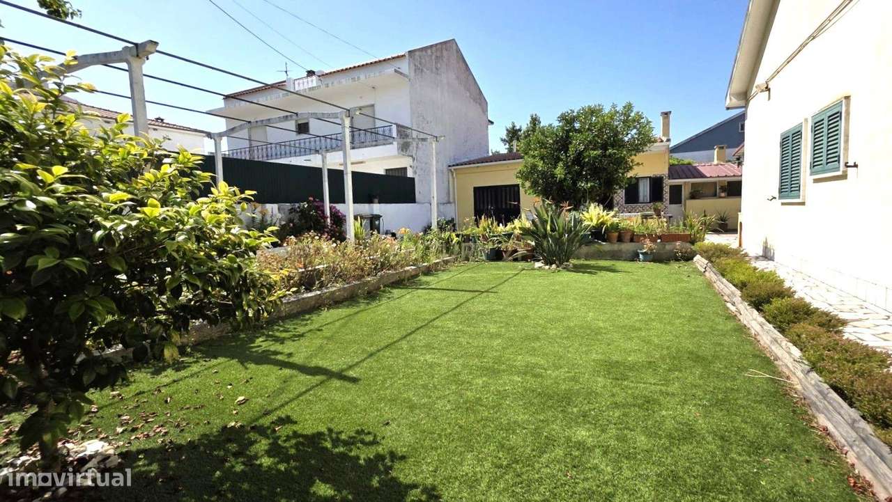 Moradia T4 e anexo com Sala, Cozinha muito central  em  Fernão Ferro - Grande imagem: 2/43