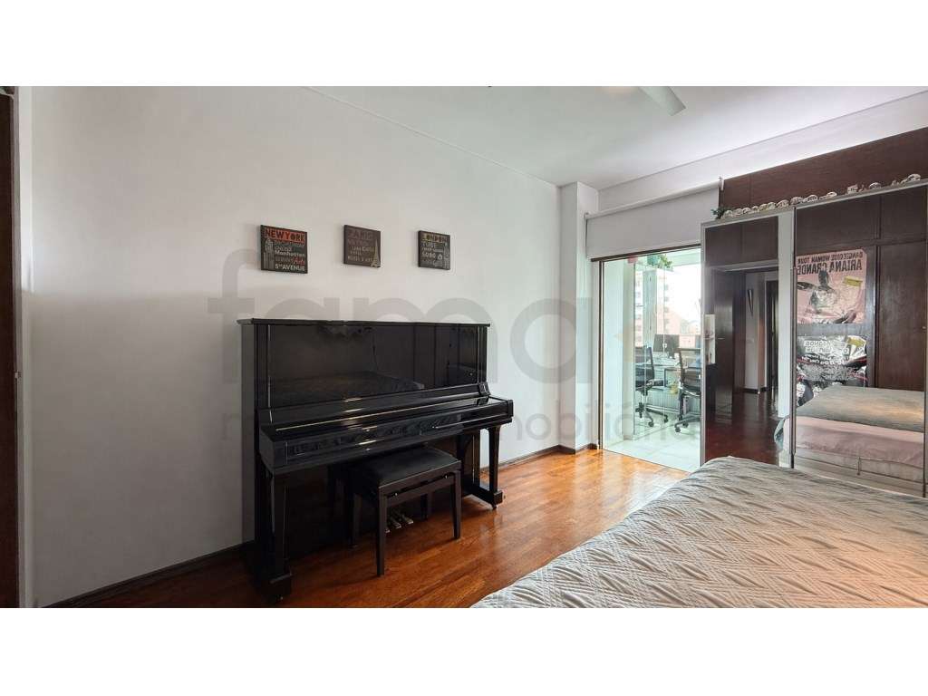 Apartamento T4 em Miraflores-3