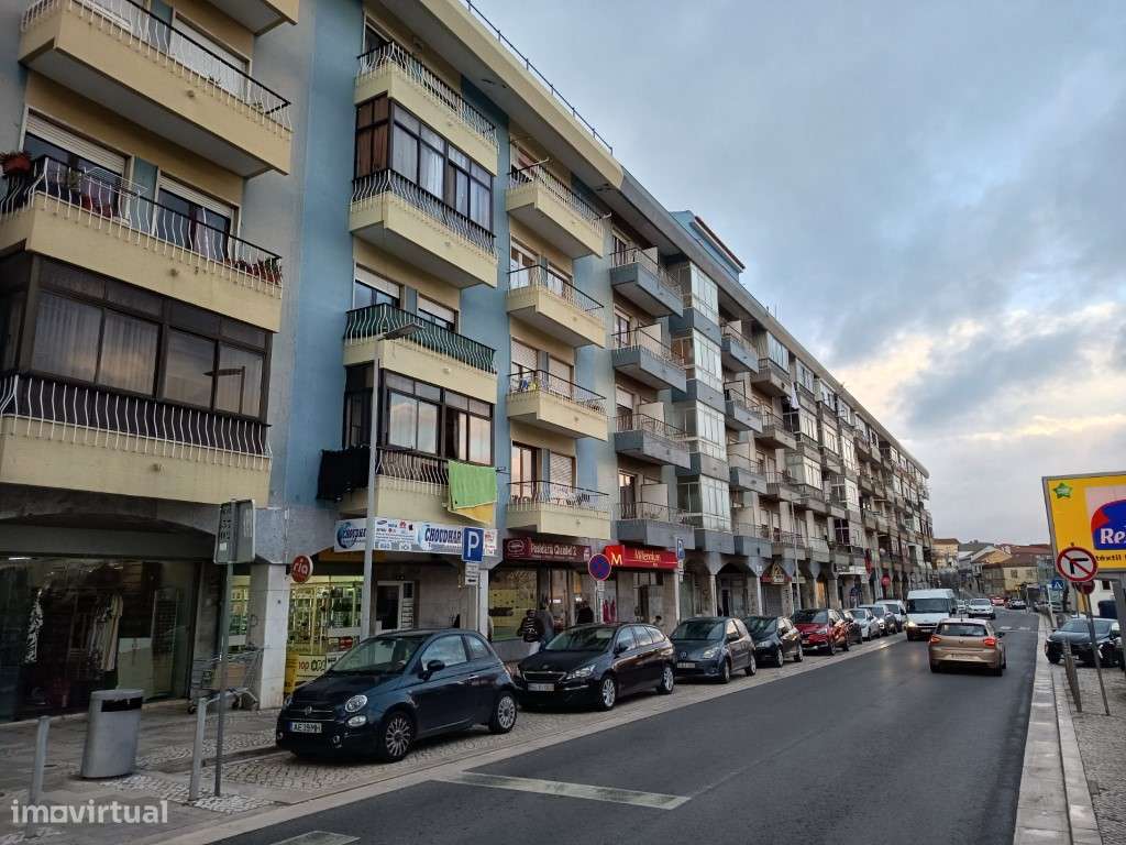 Apartamento T3 Renovado no centro de Camarate, Loures-12