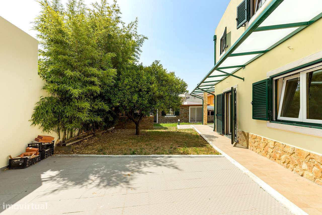 Moradia T4 Renovada | 3 Suites | Lote 900m2-17