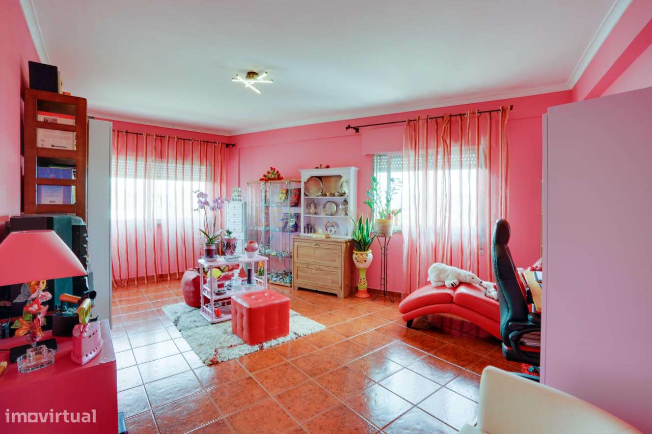 Apartamento Renovado com Vista Panorâmica em Linda-a-Velha - Grande imagem: 4/26