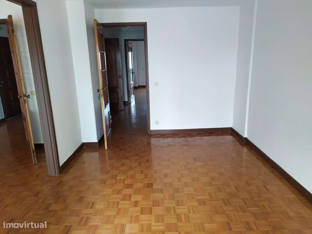 T2+1 semiquipado c/elevador na Amadora - Portas de Benfica - Grande imagem: 4/32