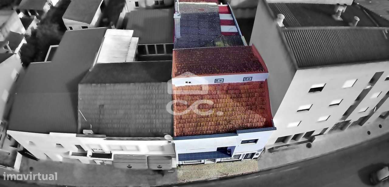 Prédio com Espaço Comercial e Habitação T3+1-30