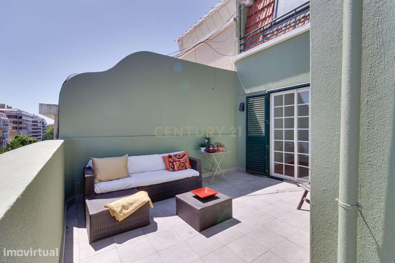 Penthouse com terraço de 28m2 junto ao metro no Rato-0