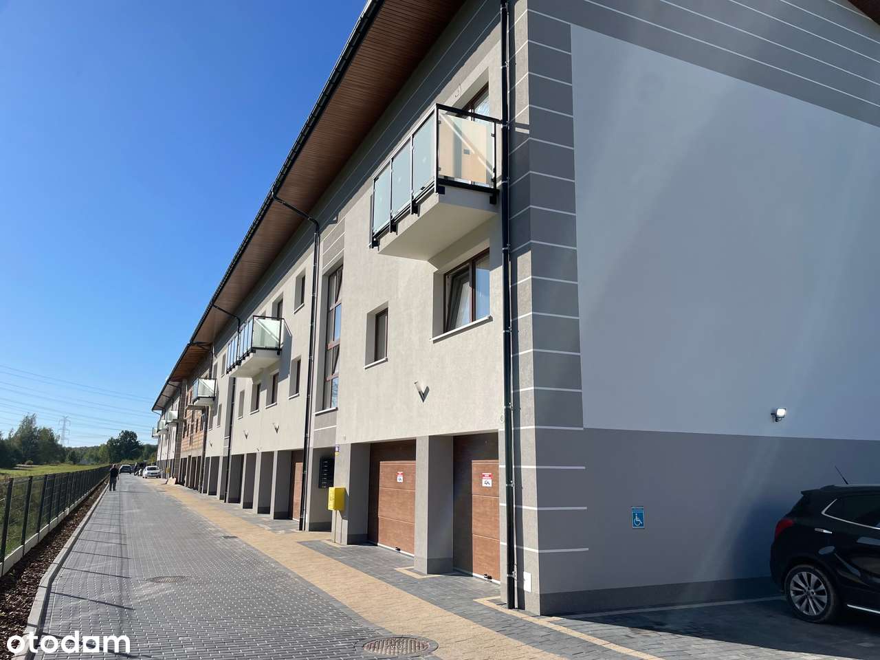 Nowoczesne 3-pokojowe mieszkanie z balkonem i garażem-1