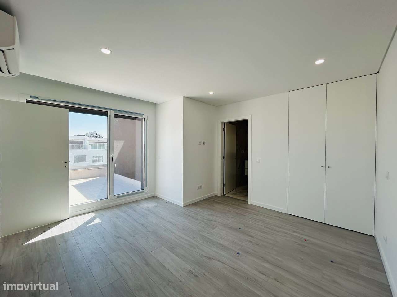 Moderno T4 Duplex com Terraço e Garagem-21