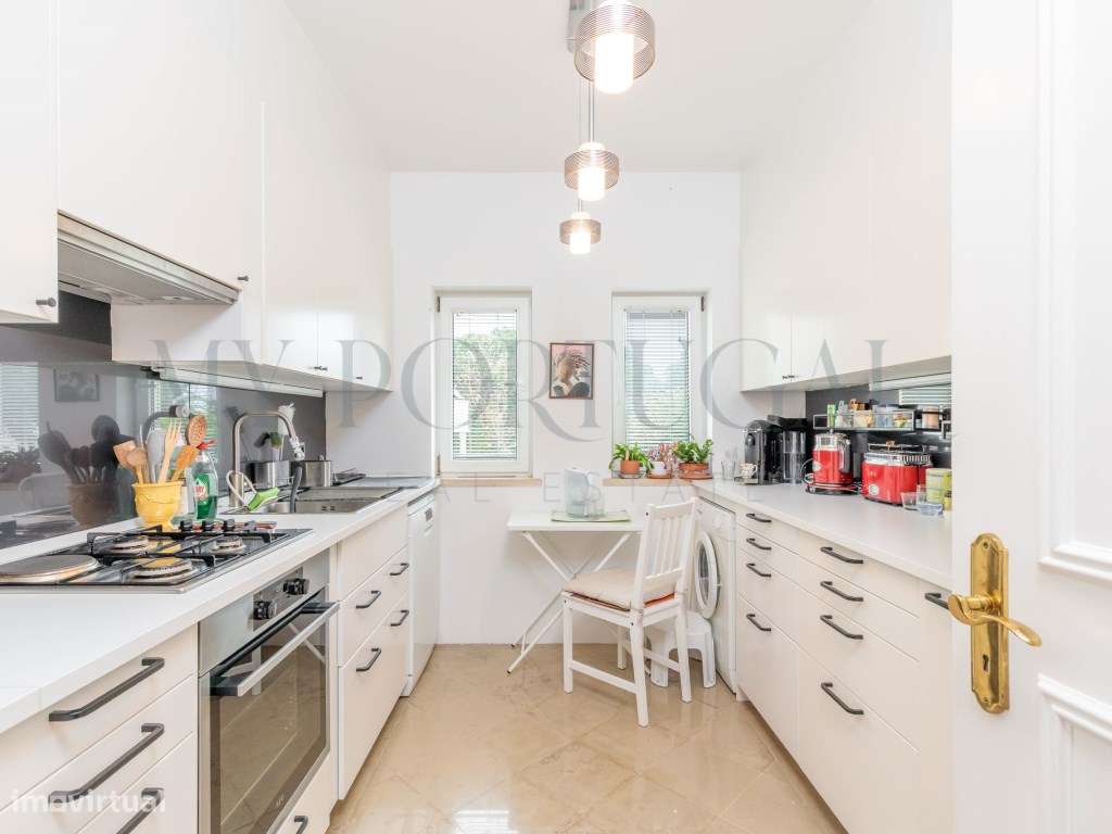 Elegância e História no Estoril: T2 com Vista Piscina no Condomínio...-11