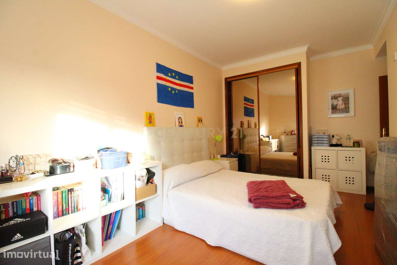 Apartamento T3 em  Santa Marta Do Pinhal com Parqueamento e Arrecadaçã-12