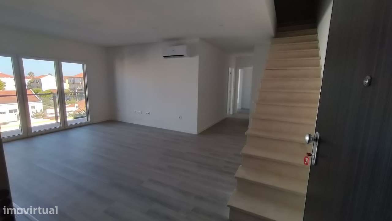 T2 duplex com parqueamento e arrecadação.-7