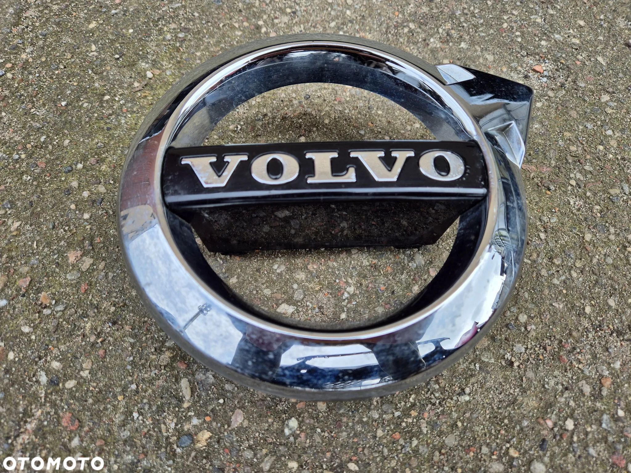 Volvo XC40 II 17- znaczek logo emblemat grill atrapa - 1