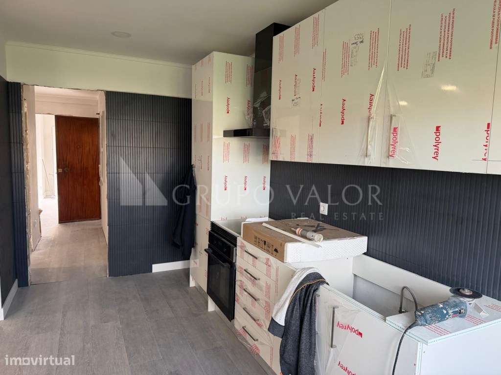 Apartamento T2 em remodelação total com Arrecadação, em Mem Martins-1