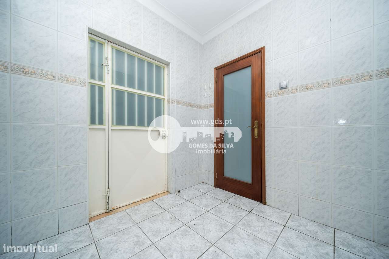 Moradia T3 com estabelecimento comercial em Dume, Braga-32