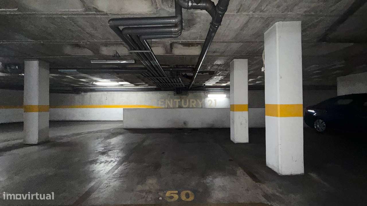 Apartamento T3 com Varanda, Arrecadação e Três Lugares de Parqueamento-22