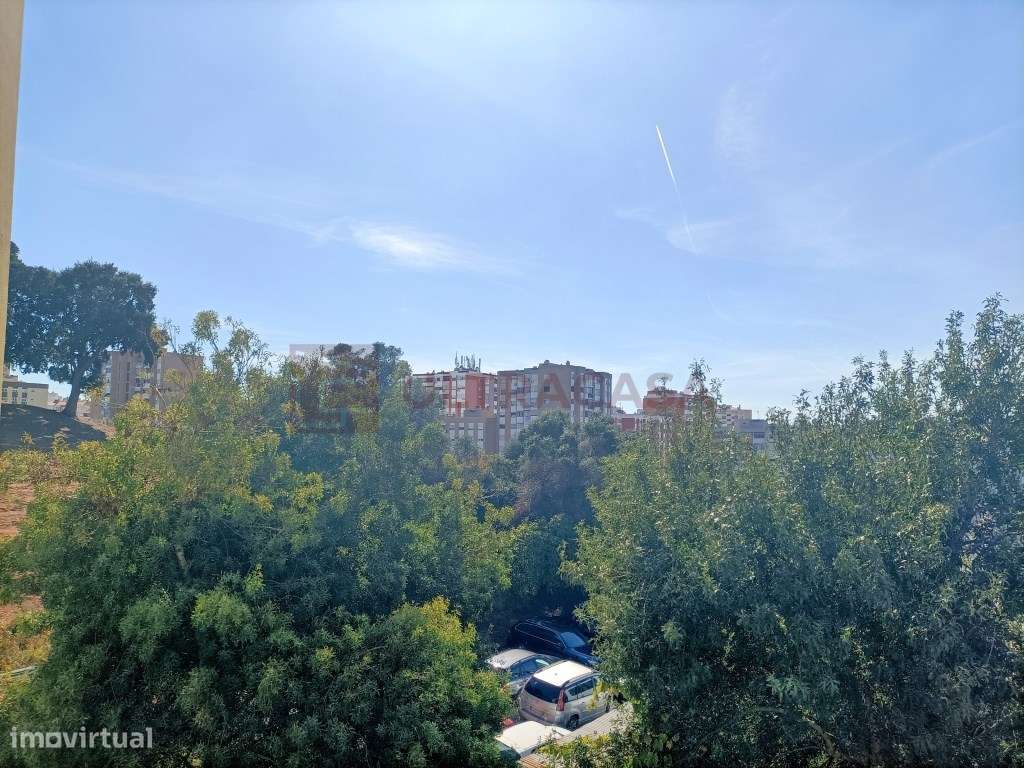 Vende-se Excelente T3 na Pontinha com 2 Lugares de Parqueamento-14