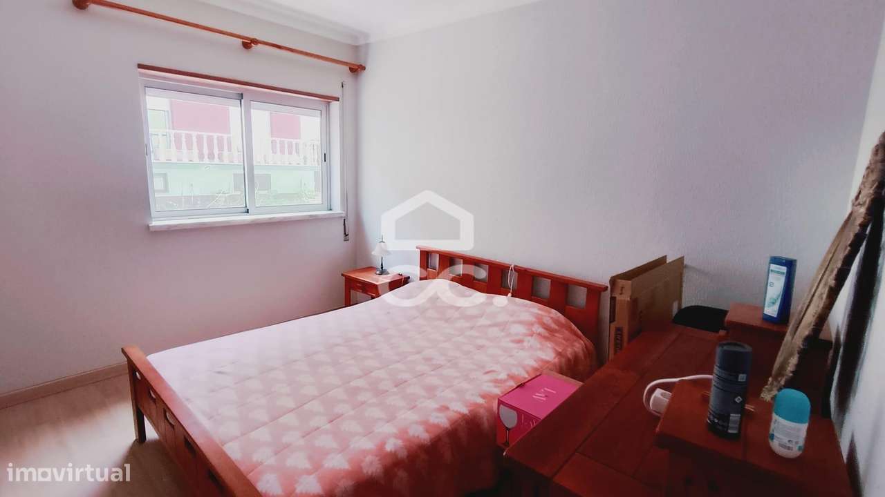 Apartamento remodelado com  2 quartos no rés-do-chão, localizado na Pr-6