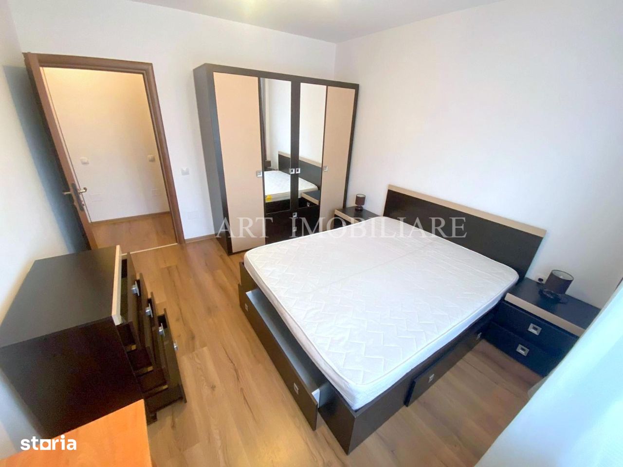 3 camere, 2 bai, bloc nou, mobilat modern, cu garaj, strada Sobarilor