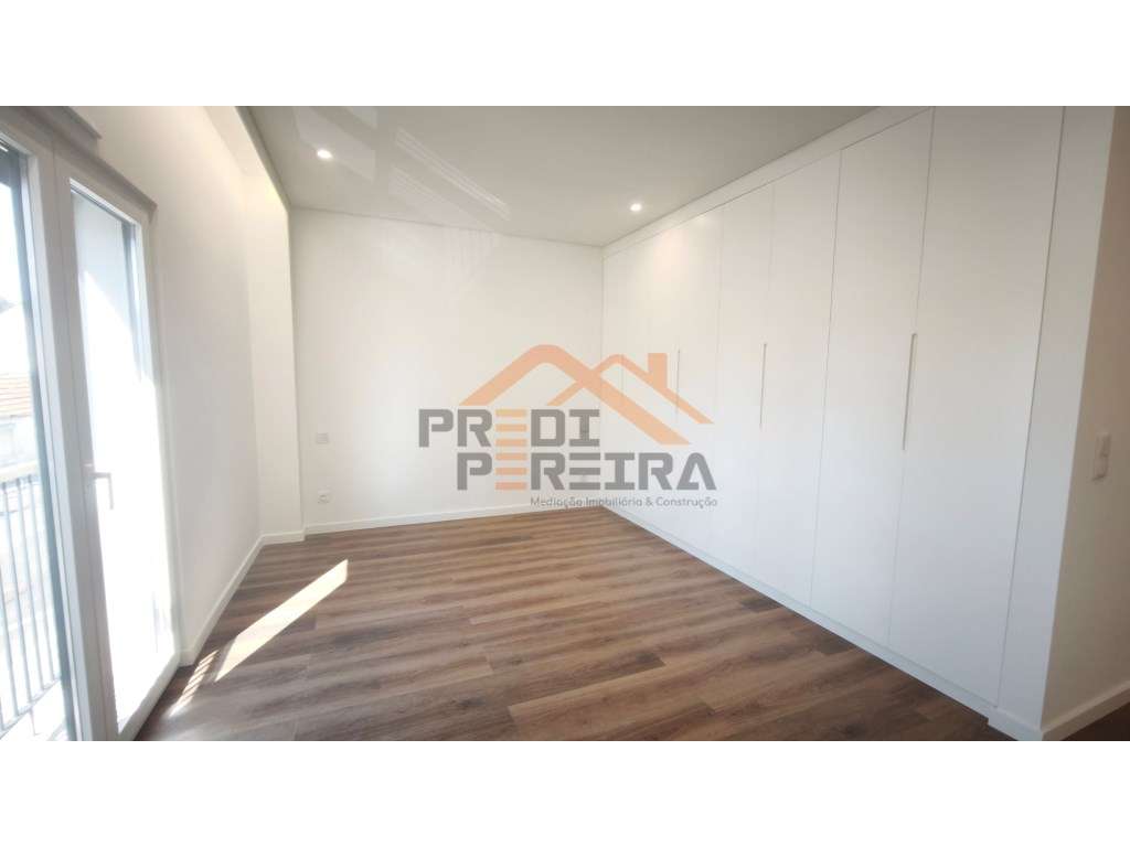 Situado em Caneças, apartamento T4 com duas suites, uma box e um pa...-20