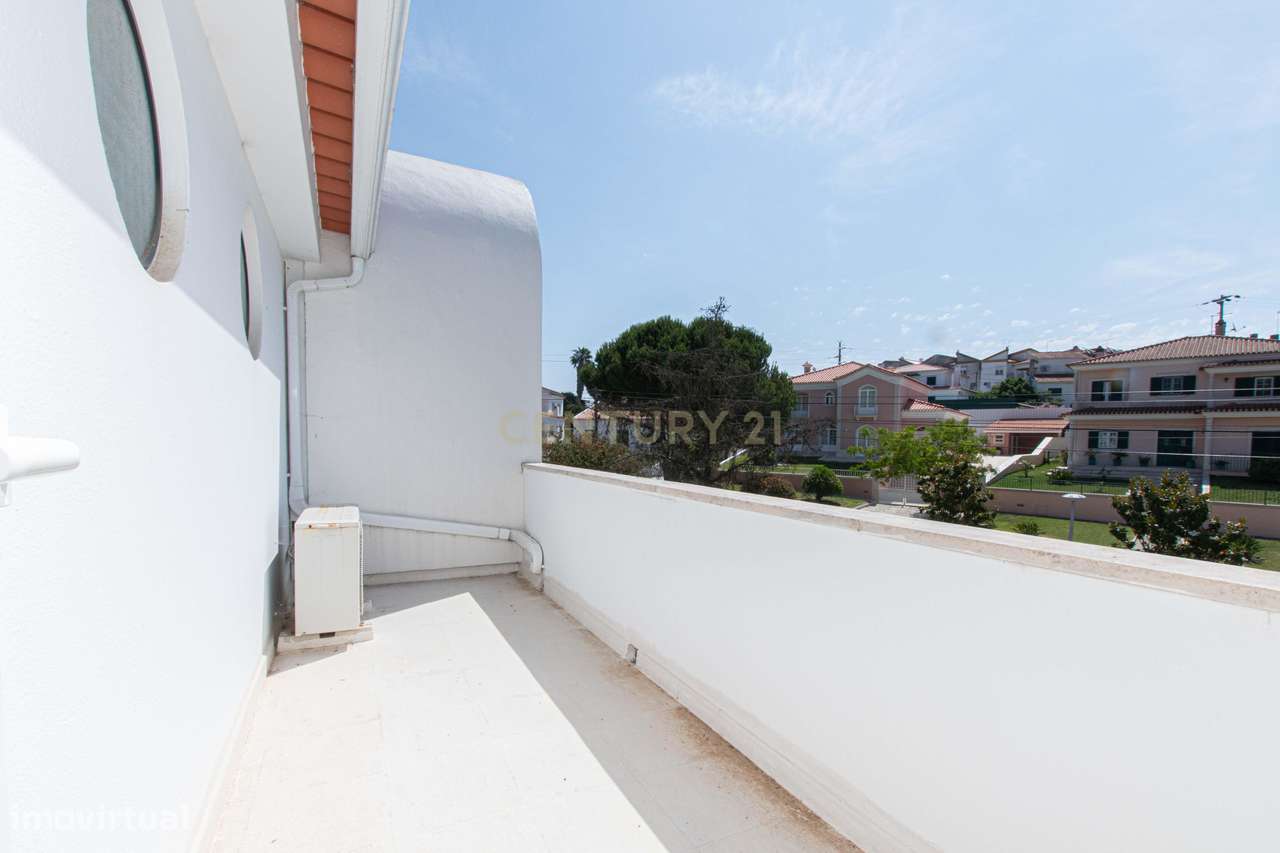 T4 +1 com jardim, piscina e garagem-47