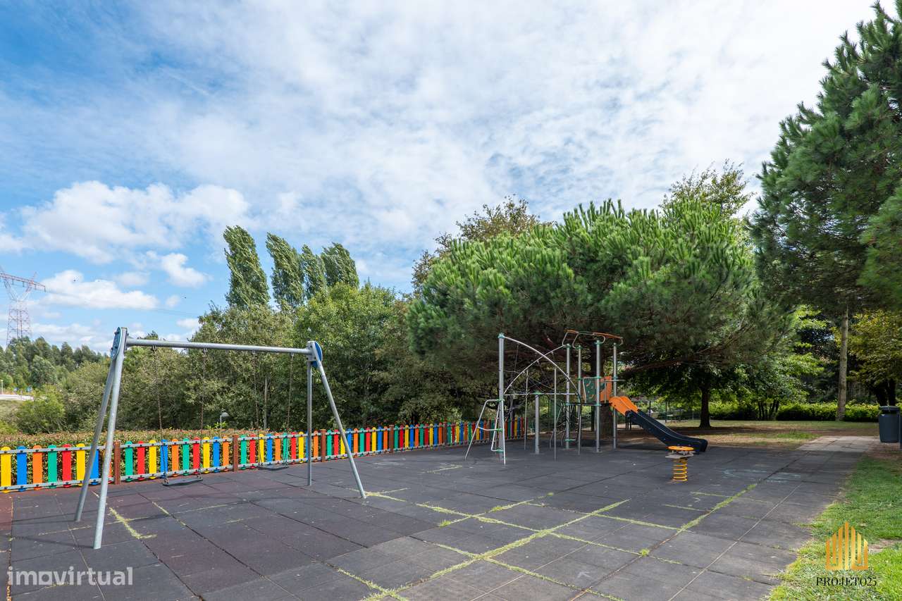 T2 Com Varanda Panorâmica em Urbanização Requintada, ao Aeroporto.-33