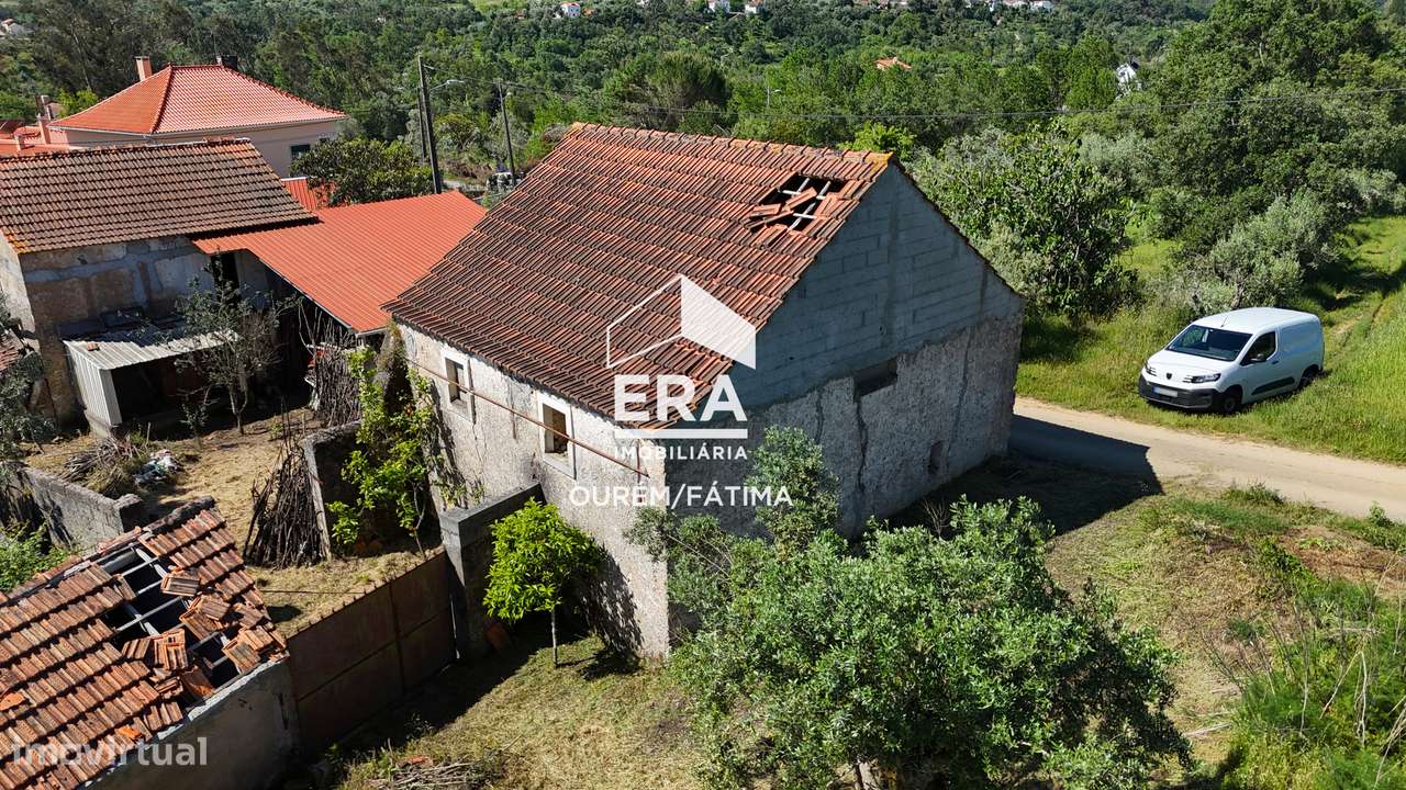 Moradia T2 com quintal localizada no Olival-17