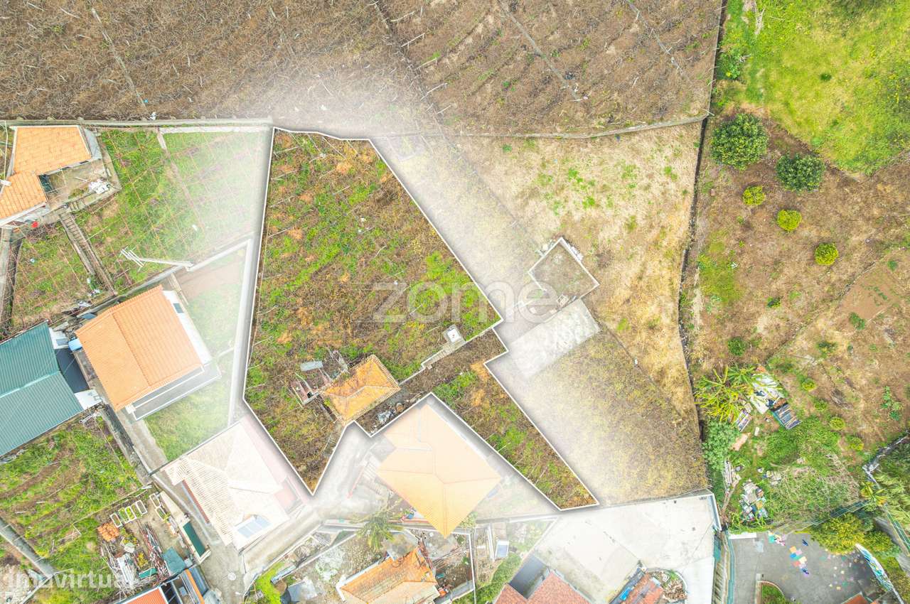 Moradia T2 para recuperar no Estreito de Câmara de Lobos - Grande imagem: 1/19