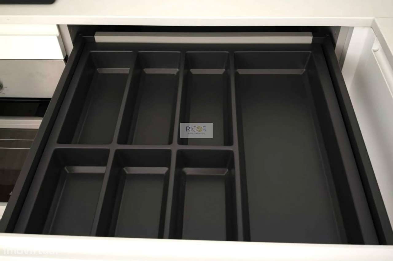 Apartamento T3 em Matosinhos, junto ao metro, pronto a habitar.-8