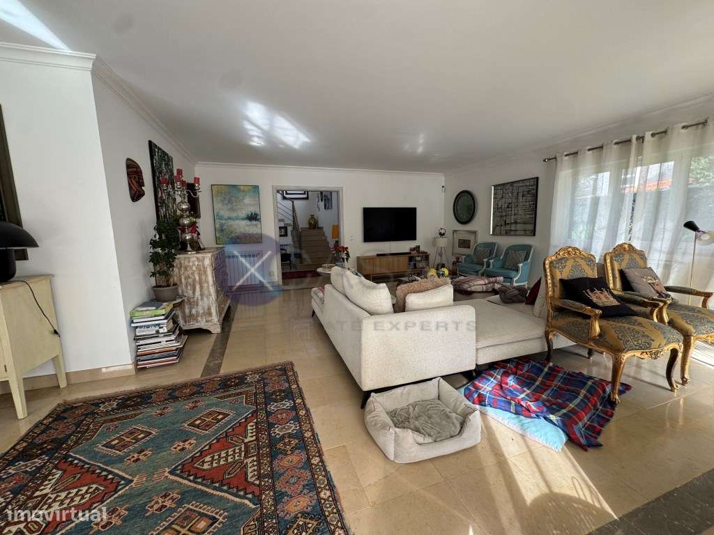 single-family residential building, with a T6 layout, comprising gr...-16