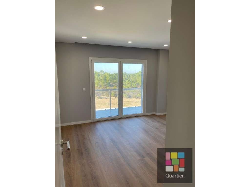 Moradia T4 em Azeitão - Conforto, Espaço e Qualidade de Vida!-12