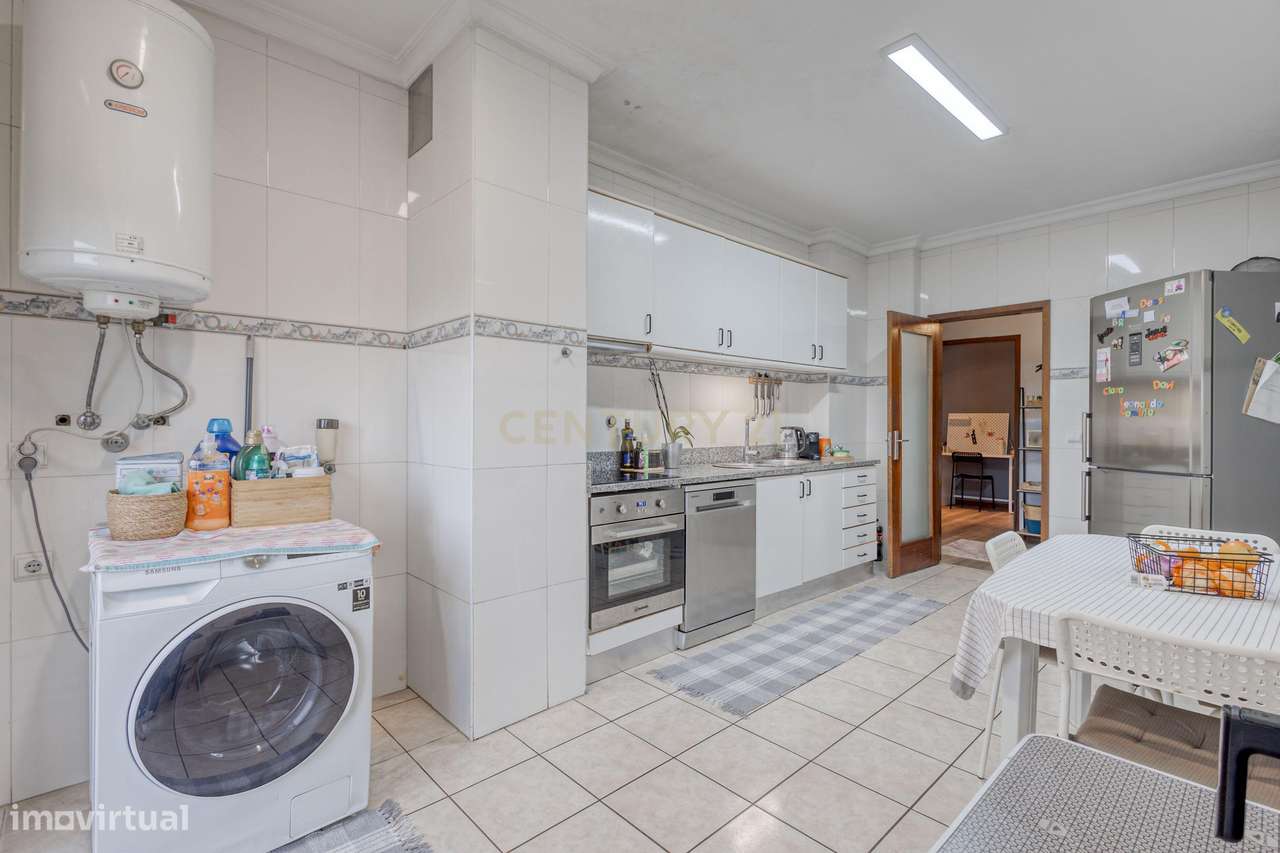 T3 com 3 varandas e Box fechada em Paredes-8