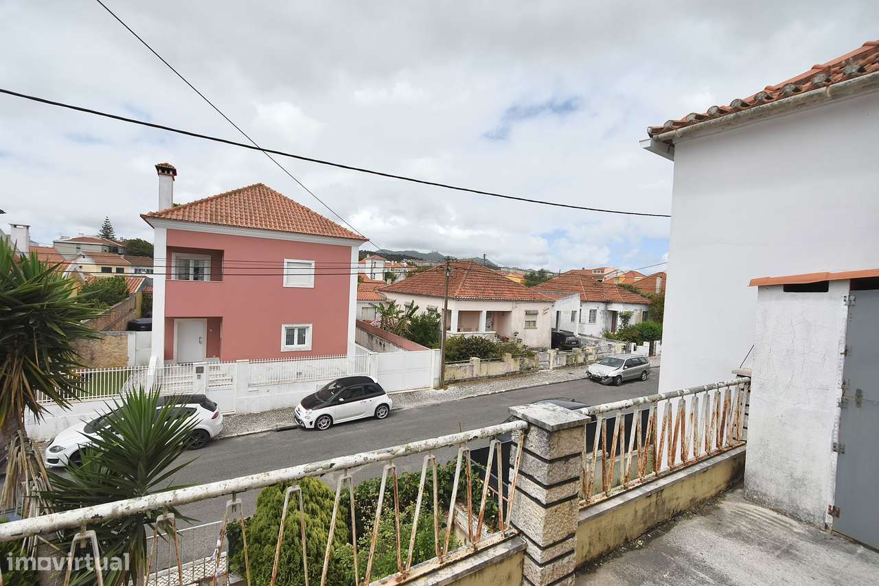 Moradia T4 Geminada com Excelente Espaço Exterior em Algueirão-25