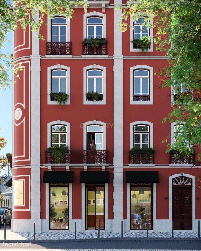 Elegante T2 com varanda e interiores amplos no piso superior.-6