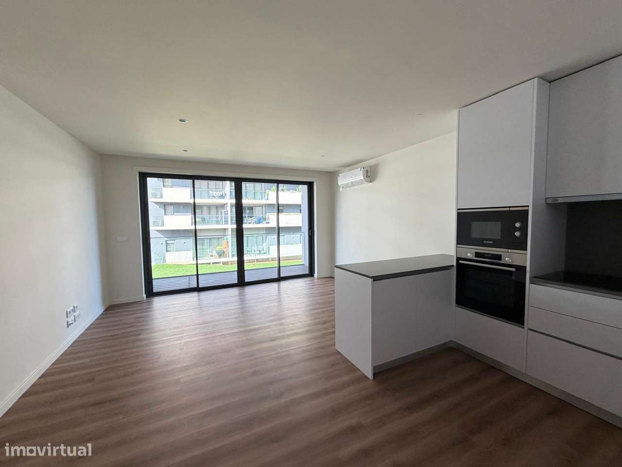 Apartamento T2 Varanda Garagem Pronto Habitar Parque Lavandeira-24