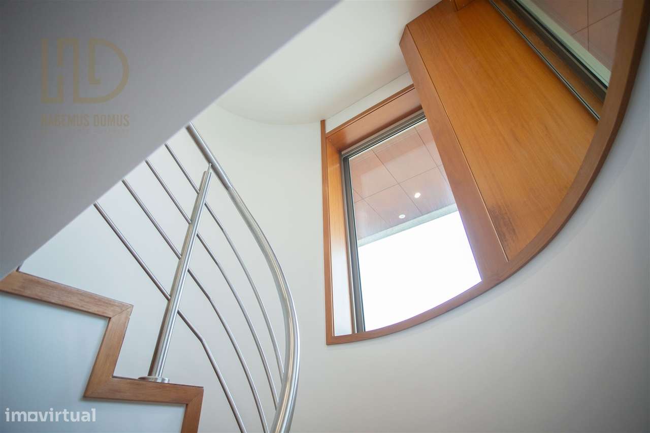 Moradia T3+1 de Luxo com 405m2 , renovada e Independente a 200 Metros-28