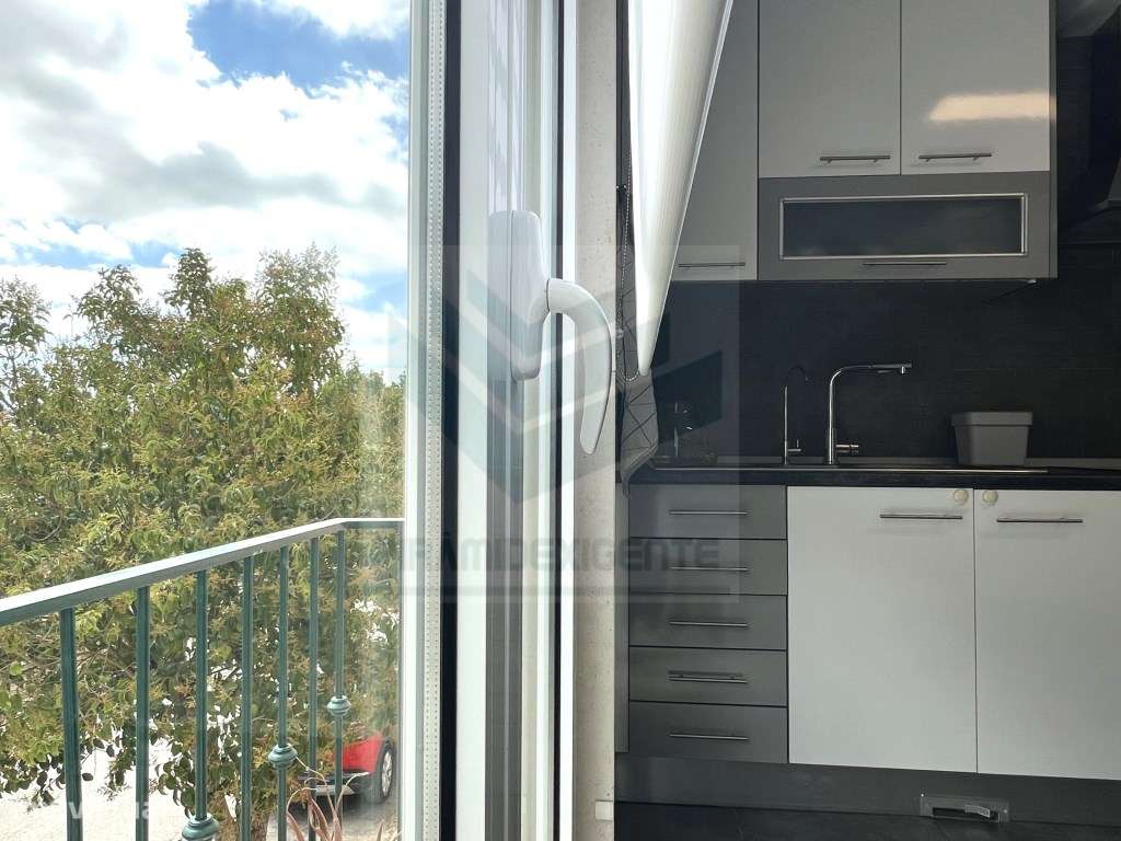 APARTAMENTO 1ºANDAR, T2, ESTACIONAMENTO, VISTA DESAFOGADA-25
