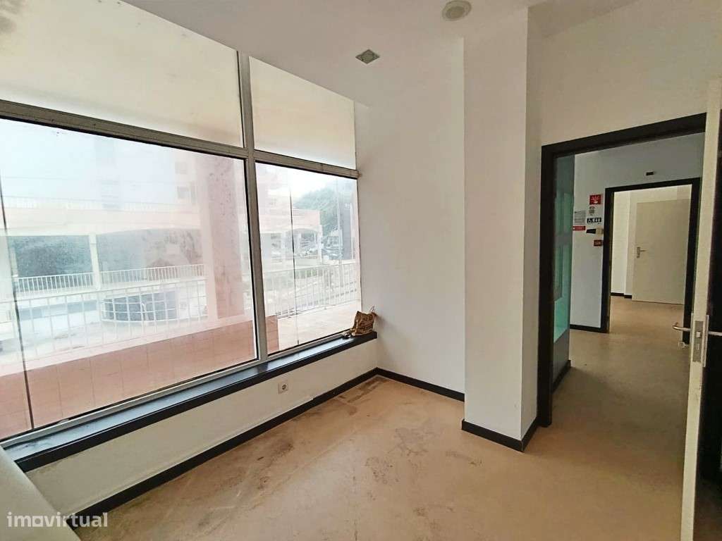 Loja com 145 m² | Excelente Localização junto ao Metro-3