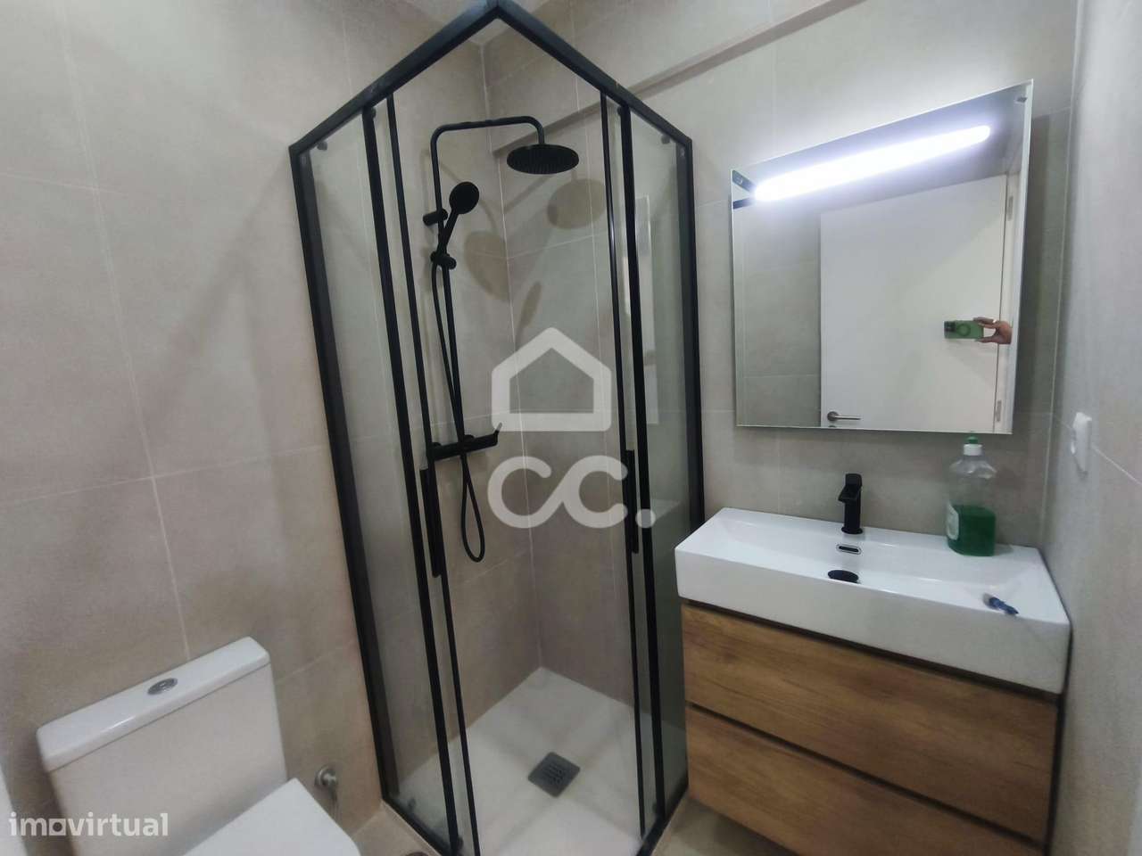 T3 Renovado com 3 Varandas na Amadora-14
