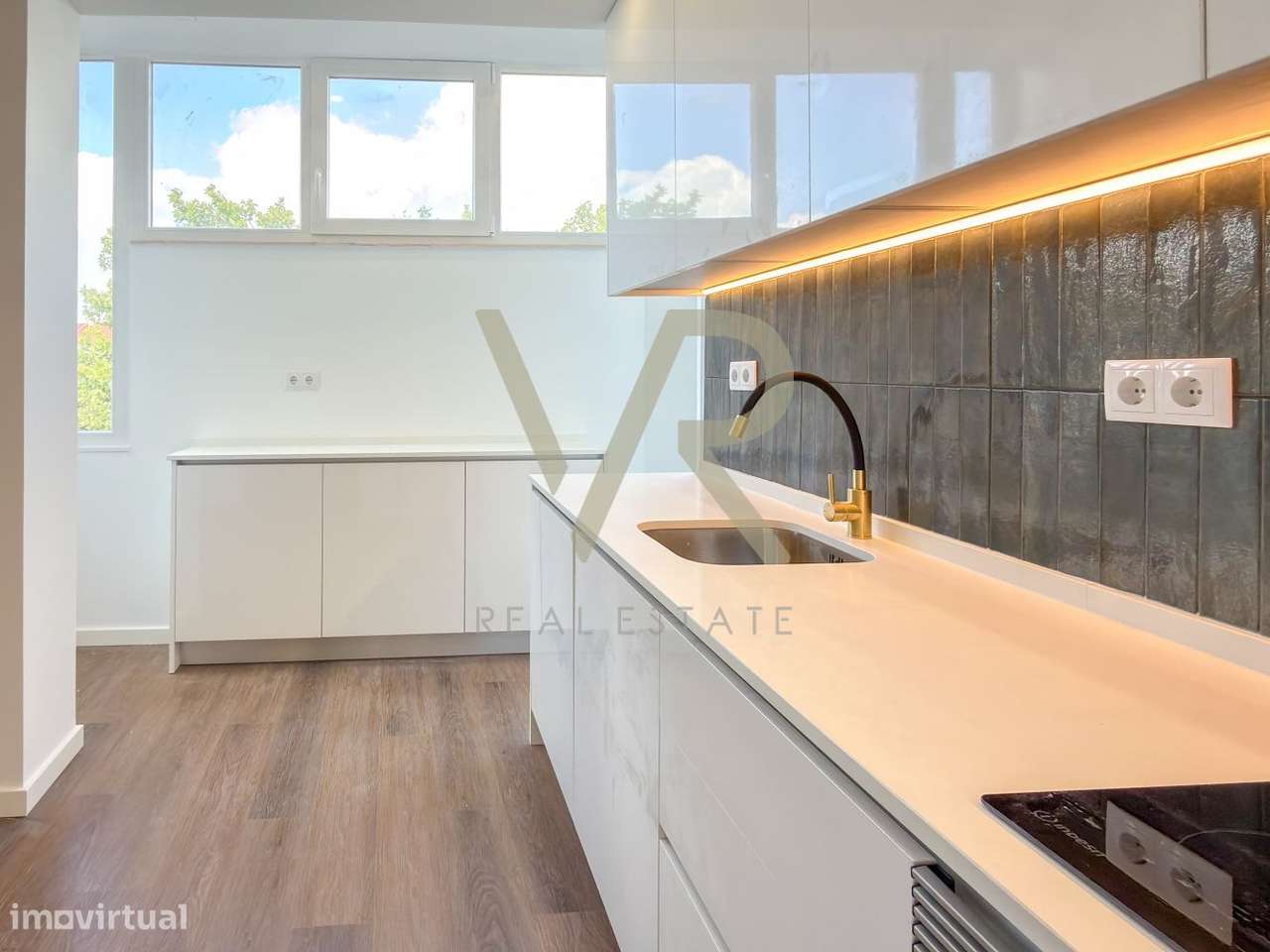 T2 Totalmente Remodelado | A 10 Min. da Reboleira | Cozinha Equipada e-5