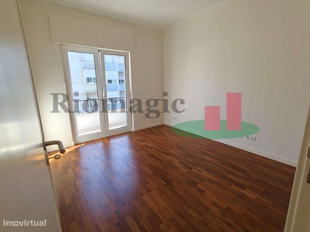 Apartamento T2 com Varanda Totalmente Reabilitado em Linda a Velha - Grande imagem: 5/16